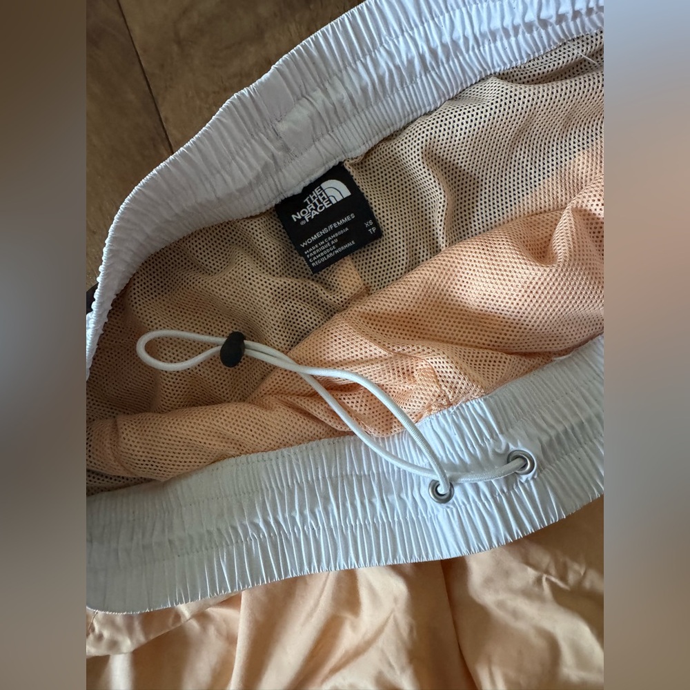 The North Face Women's Hydrenaline 2000 Windwall Shorts Apricot White; XS - Picture 4 of 4